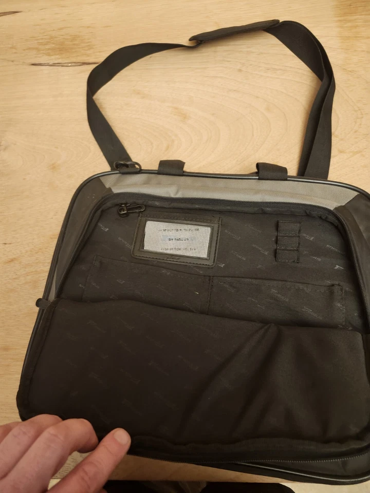 Targus Laptop Briefcase Bag - Black - Multi Compartments & Shoulder Strap EUC - Image 3 of 4