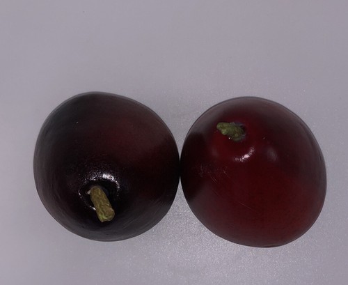 Fruta sintética. Dos peras rojas. Tres manzanas amarillas. Realista. - Imagen 3 de 7