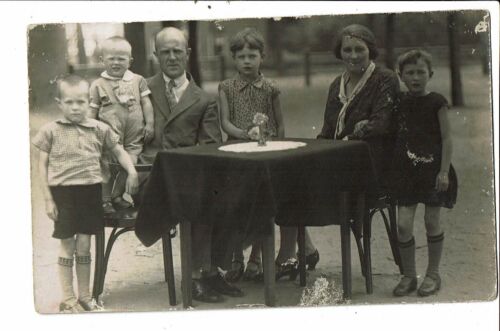 CPA Postcard-Photograph of a Family Sitting Around a Table VM24535b - Picture 1 of 2