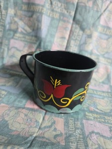VINTAGE FOLK ART HAND PAINTED CUP METAL BLACK FLORAL PRIMITIVE Toleware