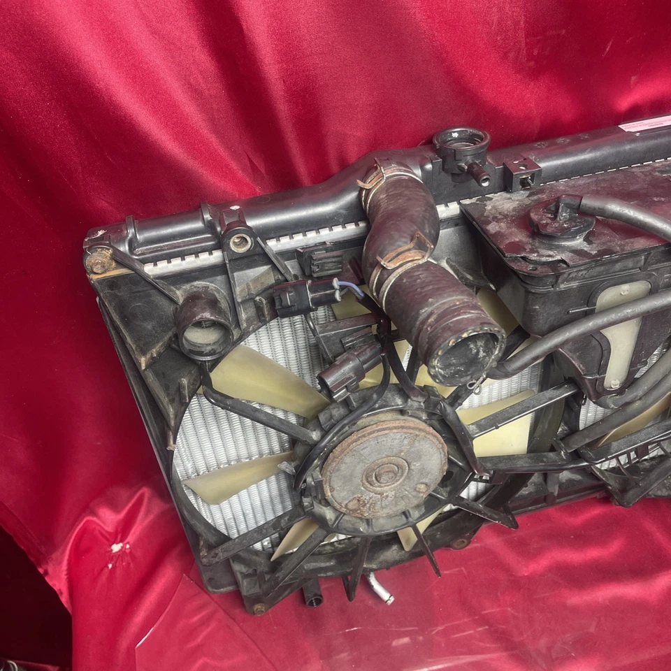 ☑️ 01-05 LEXUS IS300 РАДИАТОР ДВИГАТЕЛЯ С ОХЛАЖДАЮЩИМ ВЕНТИЛЯТОРОМ МОТОР КОЖУХ РЕЗЕРВУАР OEM - Изображение 2 из 4