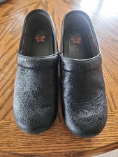 Dansko XP 2.0 Black Leather Floral Embossed SlipResistant Clogs Women Size EU 41