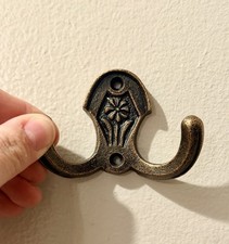 Rustic Bronzed Carved Flower Double Wall Hook Coat Hook Cast Iron Wreath Hanger