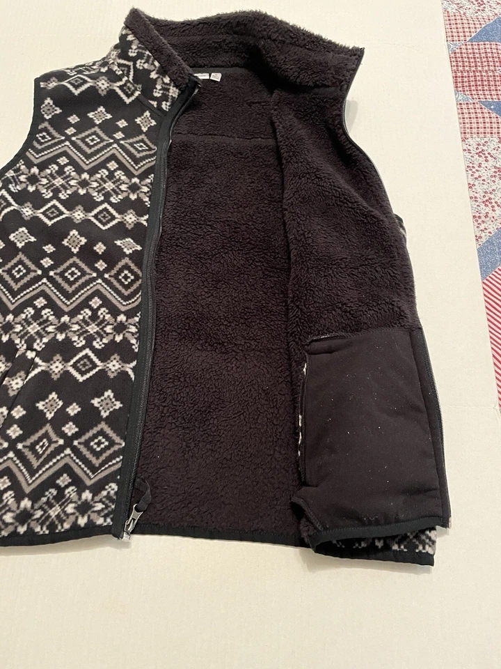 Chaleco polar para mujer Croft & Barrow negro con formas de diamante cremallera frontal mediano Foto 4 de 4