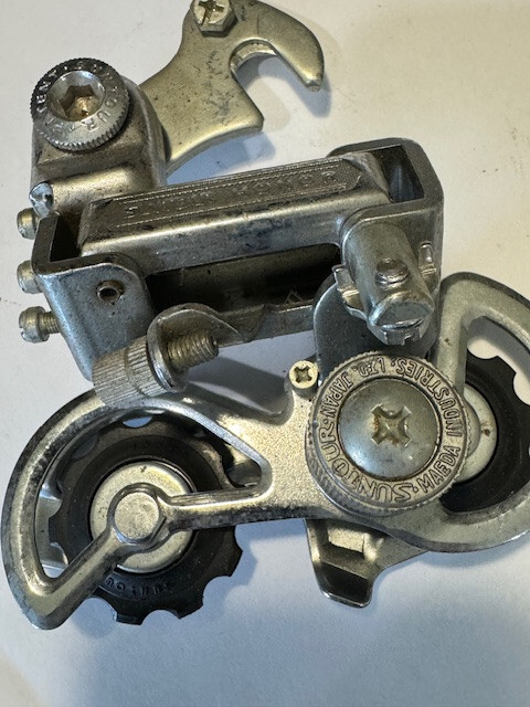 DÉRAILLEUR ARRIÈRE SUNTOUR NOIR NEUF