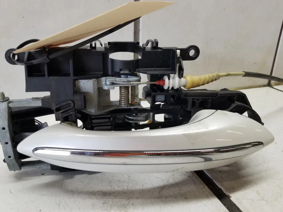 BMW 750i xDrive 2010 F01/F02 paso trasero derecho. SIDE EXT. MANGO DE PUERTA CON CONFORT Foto 2 de 3