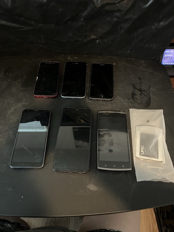 Apple iPhone, LG & UMX Mixed Lot Smartphones + UMX Battery ChinoBATTT01