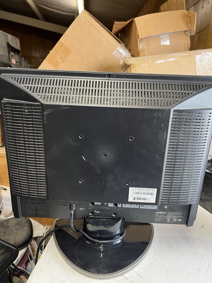 Insignia NSLCD19 - LCD TV & Monitor 19" HD Retro Gaming Dorm / Camper - Image 2 of 4