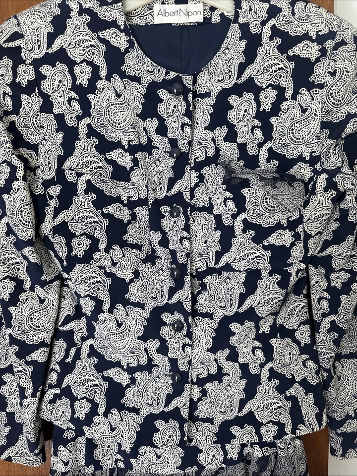 Albert Nippon vintage women’s silk paisley suit set skirt and jacket, Size 4 - Image 3 of 4