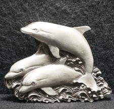 WK15111 NOS VINTAGE 1978  THREE DOLPHINS  FISHING  AQUATIC MENS BELT BUCKLE