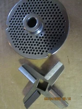 HOLLYMATIC #32/#42 GRINDER PLATE 1/8" HOLES 5/8 THICK W/ HARD EDGE KNIFE 
