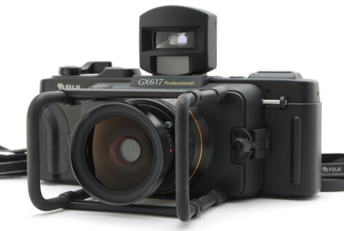 De Mannelijke Camera Van Het Holdings Middelgrote Formaat Stock