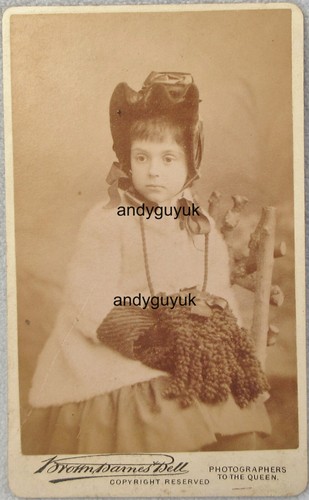 CDV MÄDCHEN AUSGEFALLENER HUT MOTORHAUBE HANDMUFF MANTEL BRAUN BARNES BELL ANTIK FOTO