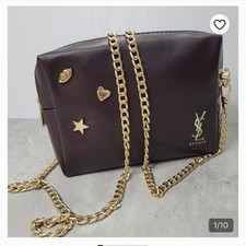 YSL - Bolso sin asas Yves Saint Laurent Beaute bandolera cadena dorada maquillaje borgoña