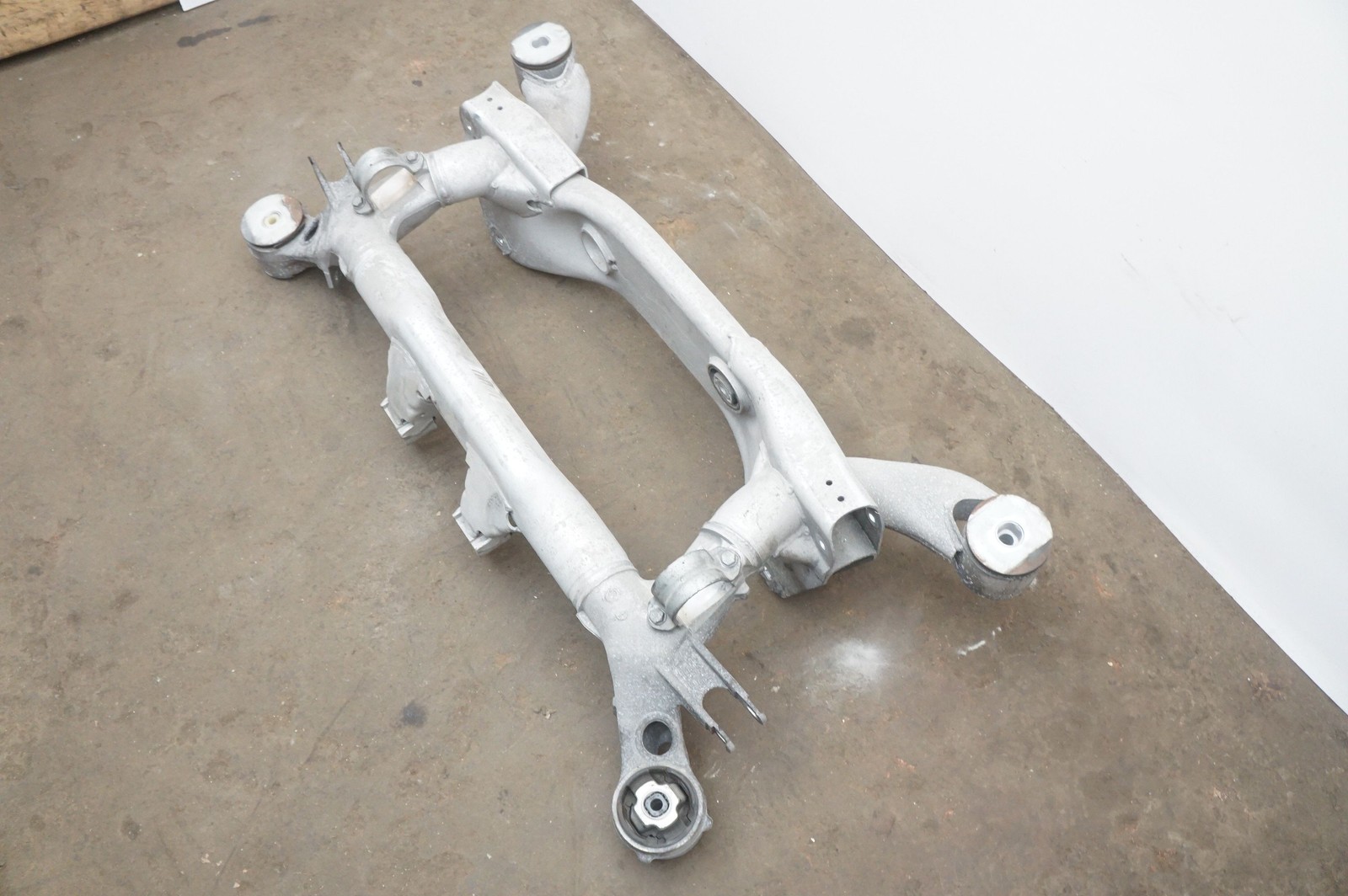 Rear Suspension Subframe Crossmember OEM 33316770752 Rolls Royce Phantom Vii 06