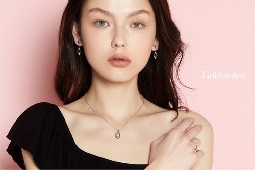 Golden-Dew-18K-Gold-Mini-Dew-Wave-Diamond-Necklace-211200778-Choi-ji-woo-AGATHA