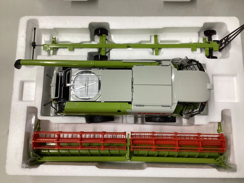 1:32 Wiking Claas Lexion 770 Combine with grain platform and header cart - Image 2 of 4