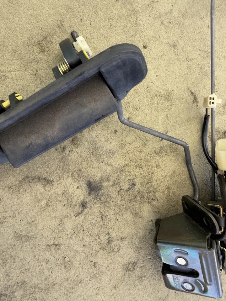 02-03 Mazda Protege5 hatchback vagón puerta levadiza bloqueo pestillo actuador fabricante original con llave Foto 2 de 4