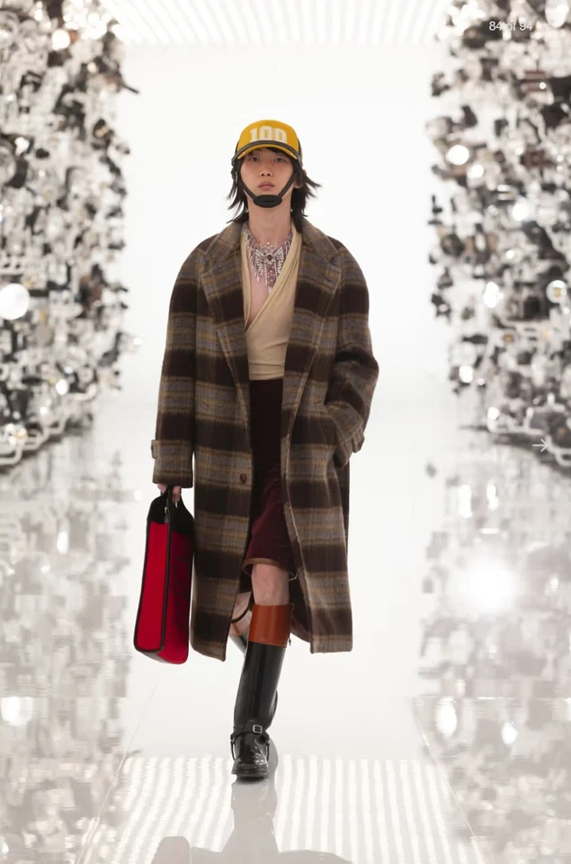 GUCCI COAT MENS CLASSIC CHECK WOOL LOGO PATCH JACKET $3,600 sz 48 - Image 2 of 4