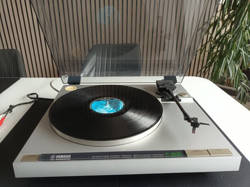 Yamaha P-200 Plattenspieler Riemenantrieb mit Ortofon MC-21 Nadelsystem
