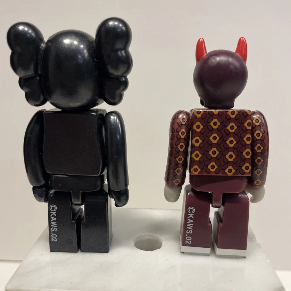 Juego de 2 figuras coleccionables Kaws Bus Stop sin caja ni parada de autobús hechas 2002 usadas Foto 4 de 4