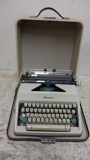 Olympia SM9 De Luxe Typewriter with Case West Germany Tested FREE SHIPPING