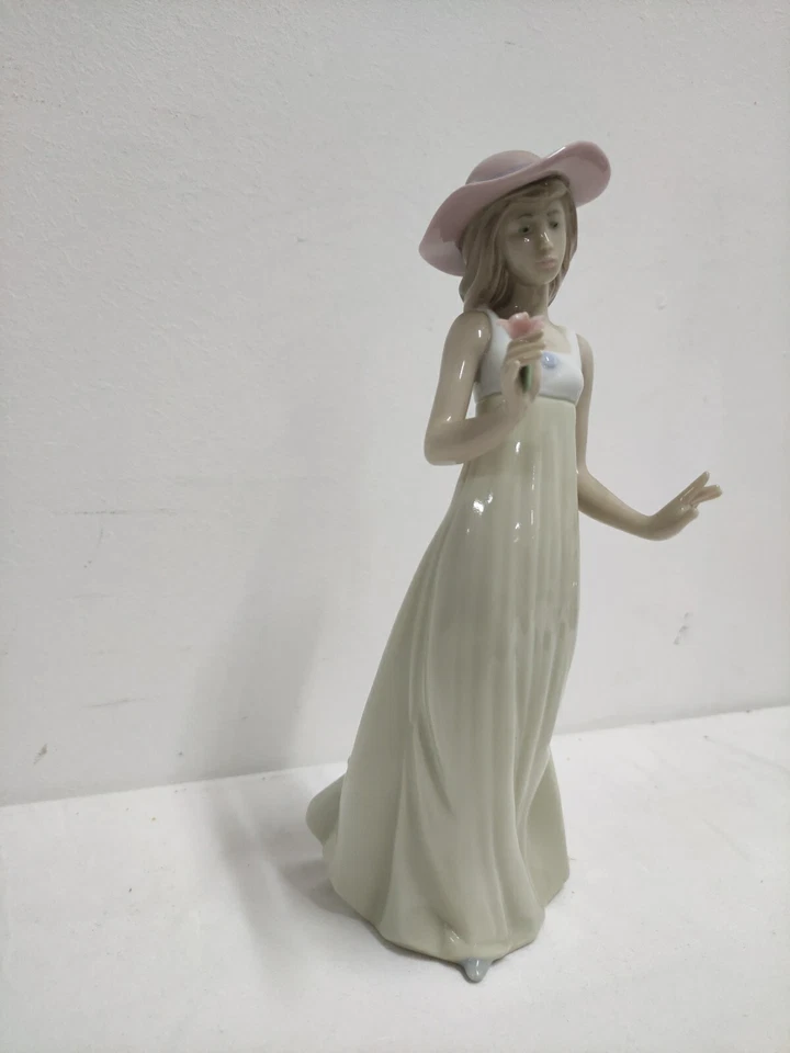 Statua Nao Giovane Donna Con Il Cappello Gentle Breeze Porcellana Lucida Lladro  - Immagine 3 di 4