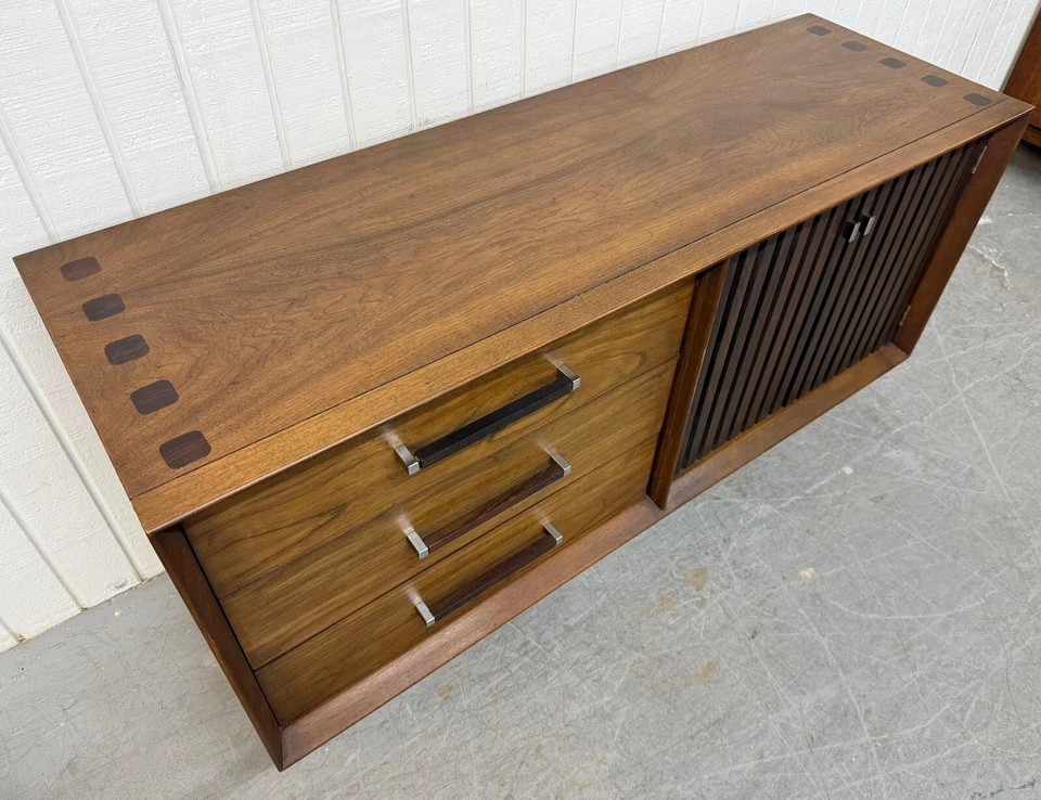 Aparador Mid-Century Modern Lane de nogal y palisandro Foto 2 de 4