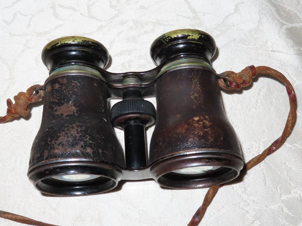 Antikes Fernglas mit Lederriemen mit Hersteller! - Bild 2 von 4