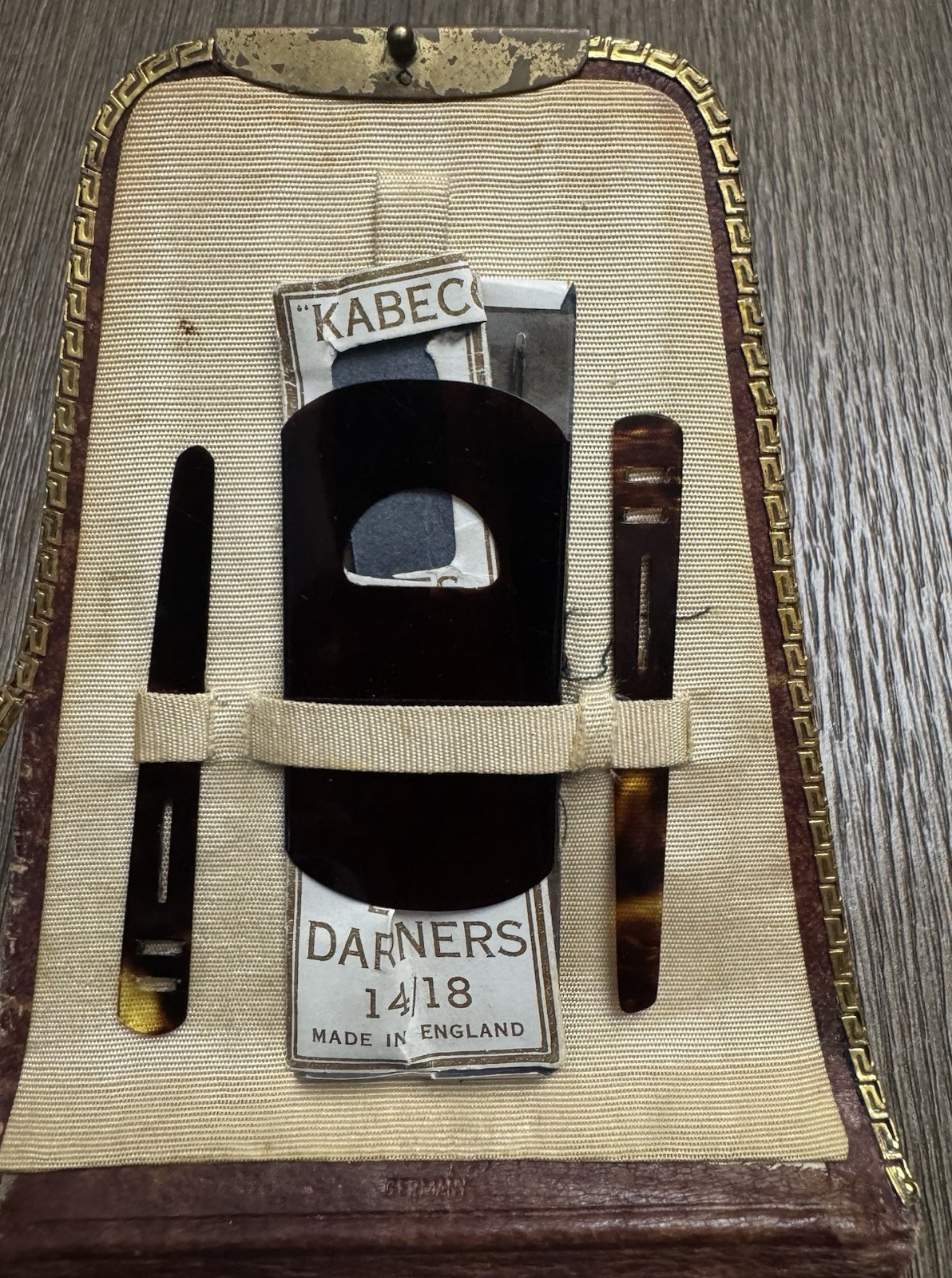 ANTIQUE LEATHER CASED RANDOM SET OF VINTAGE SEWING SCISSORS AND GROOMING TOOLS