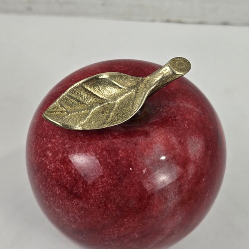 Fermacarte vintage pietra marmo alabastro mela rossa stelo ottone 4" MCM regalo insegnante - Foto 2 di 8