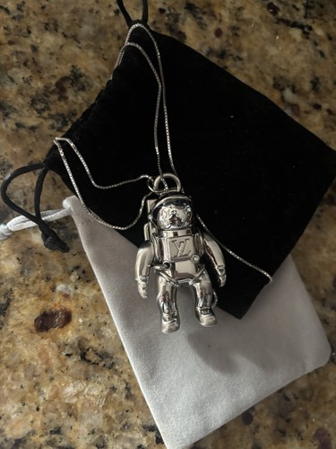 Louis Vuitton Charm Spaceman Astronaut MP2213/FJ1108 Metal Silver necklace