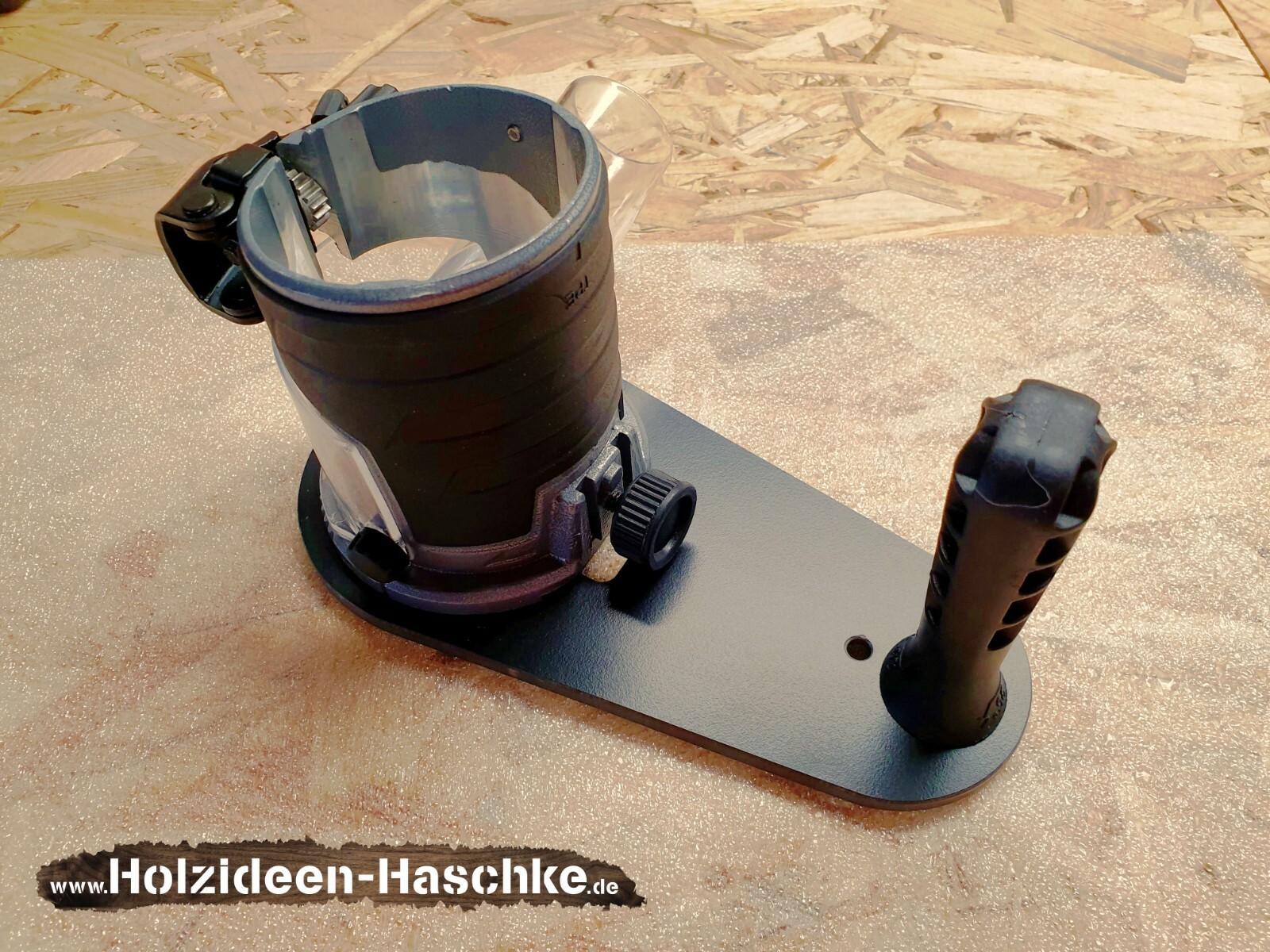Eine Grundplatte für Makita RT0700C - Holz & Leim