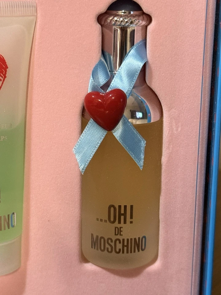 OH!DE MOSCHINO SET DE REGALO DE 3 PIEZAS 45 ML / 1,5 OZ.EDT Spray y 1,7 FL. OZ S/G y B/G Foto 3 de 4