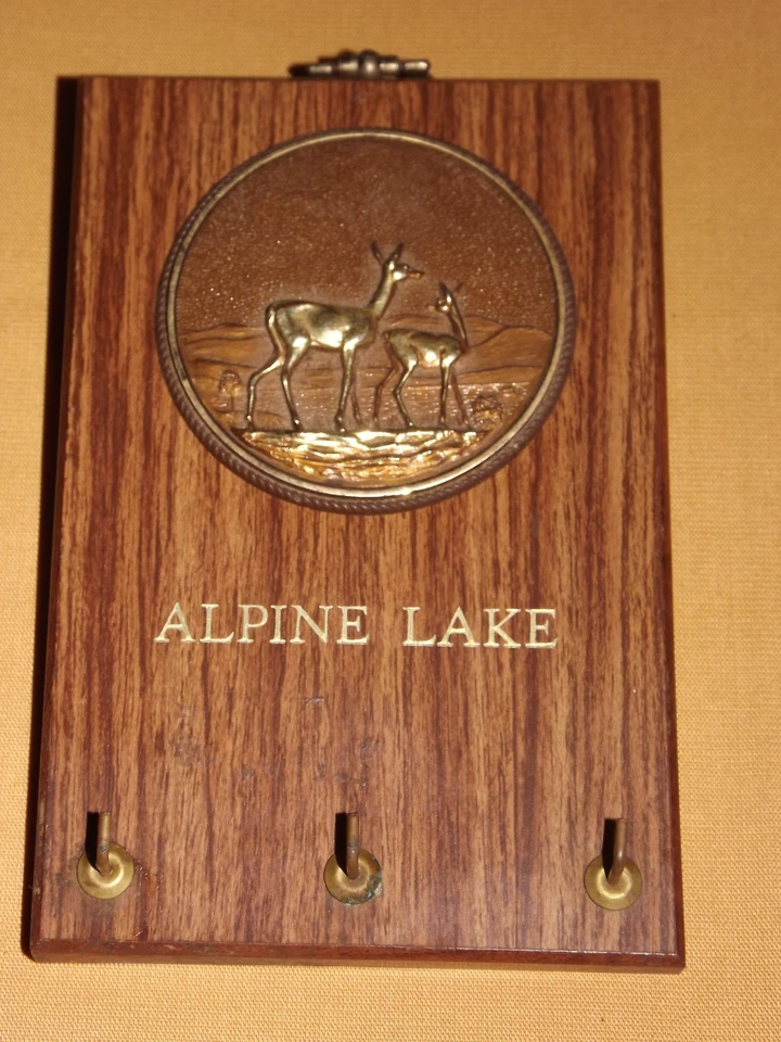 VINTAGE ALPINE LAKE DEER WALL PLAQUE KEY HOLDER - Image 3 of 4