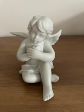 Rosenthal Studio Haus: sitzender Engel mit Hand auf Herz, 9 cm breit / 8 cm hoch