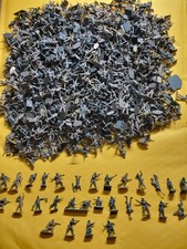 1/72 Vintage German Soldiers.   1150 + Pieces.  32 Different Soldiers.