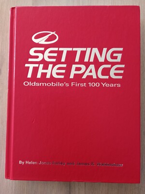 SETTING THE PACE OLDSMOBILE'S FIRST 100 YEARS 496 pages en anglais P.I.L 1996