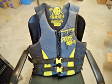 Maui and sons medium /Large Kayaking, Boating, Water Ski vest