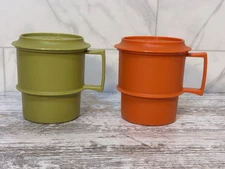 Tupperware 2x Stackable Camping Mug Cups With Coasters / Covers To Steep Tea