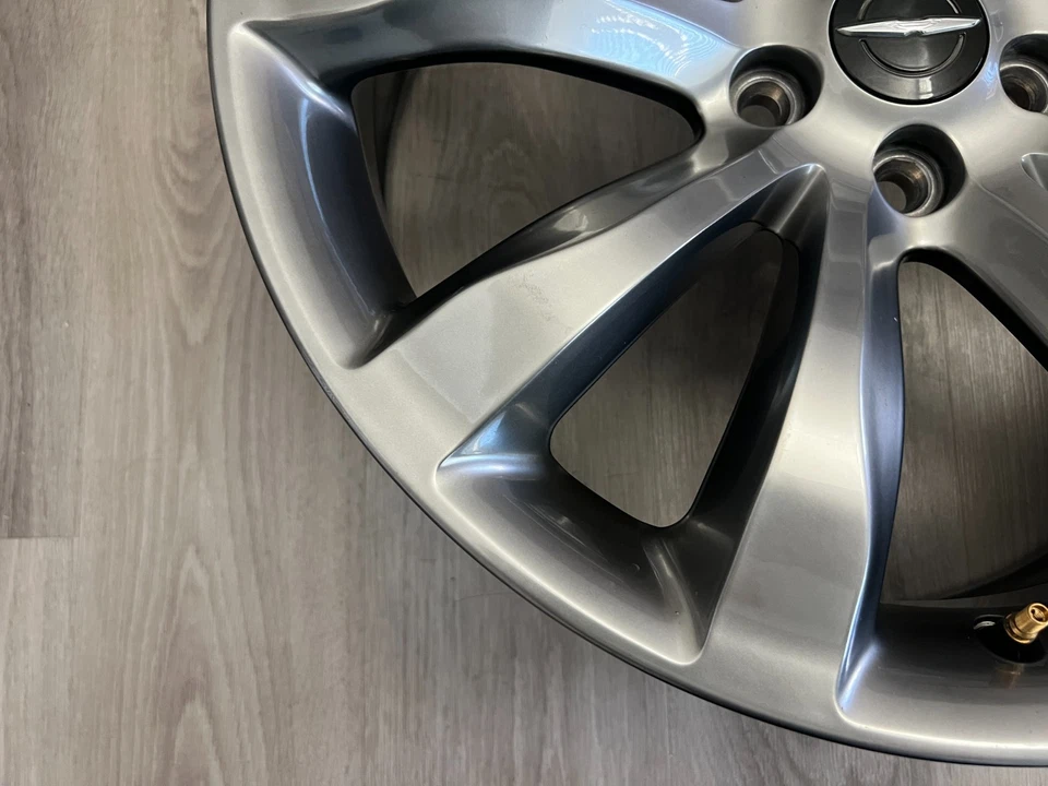 2015 - 2022 Chrysler 300 aro de roda 20x8" original do fabricante 2540 com tampa hiper prata - Imagem 4 de 4