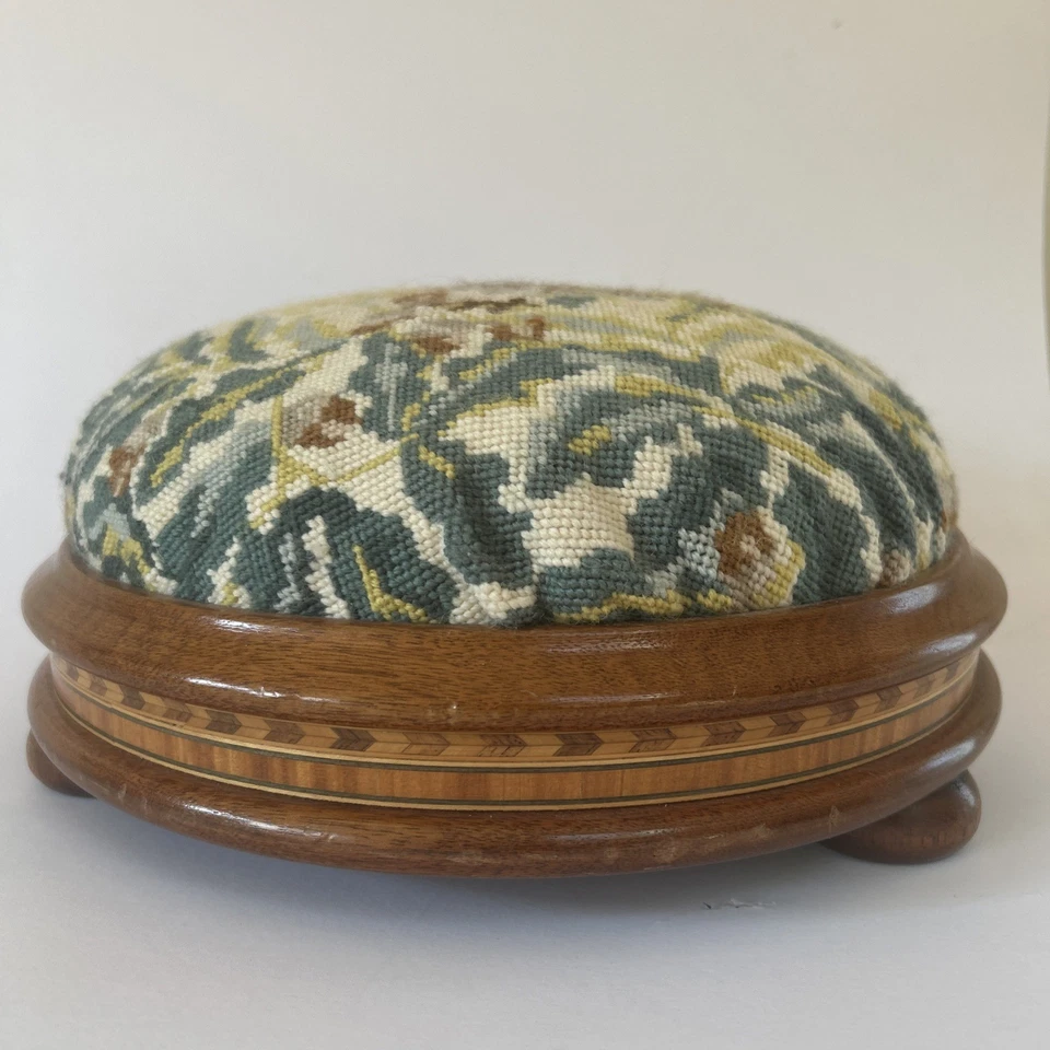 Reposapiés antiguo, nogal con incrustación de marquetería. Cojín punta aguja.Cottagecore  Foto 4 de 4