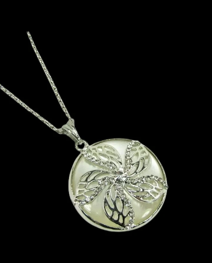 Colgante Flor Redonda con Cristales Colocados en él y encima de un Engaste Blanco NUEVO Foto 3 de 4
