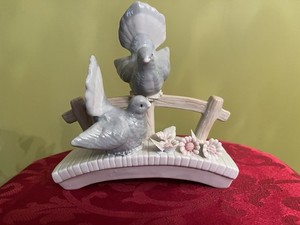 Vintage House Of Lloyd Grey Doves Lovebirds Figurine On Bridge With Flowers 6” L