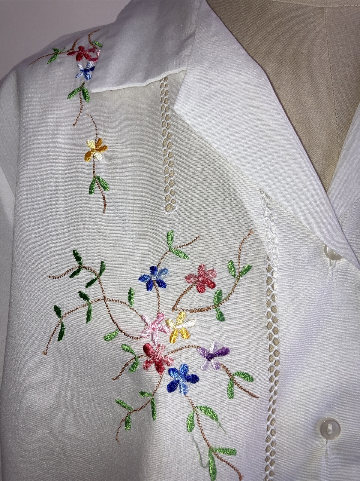 VINTAGE Classic White Embroidered Blouse/Shirt, Size 22.5" Pit to Pit, Goodwood? 2