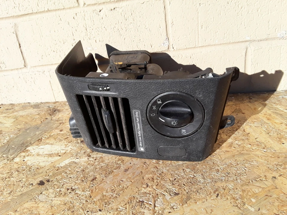 Dodge Sprinter 2500 2007-2012 bisel de ventilación delantero izquierdo con interruptor de faros OEM Foto 2 de 4