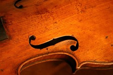 A FANTASTIC ANTIQUE FRENCH VIOLIN MADE CIRCA LATE 18TH C / 1800 FOR RESTORATION.