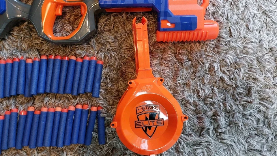 Nerf Hyperfire Elite 50 Pfeile 25er Magazin mit Batterien - Bild 2 von 4