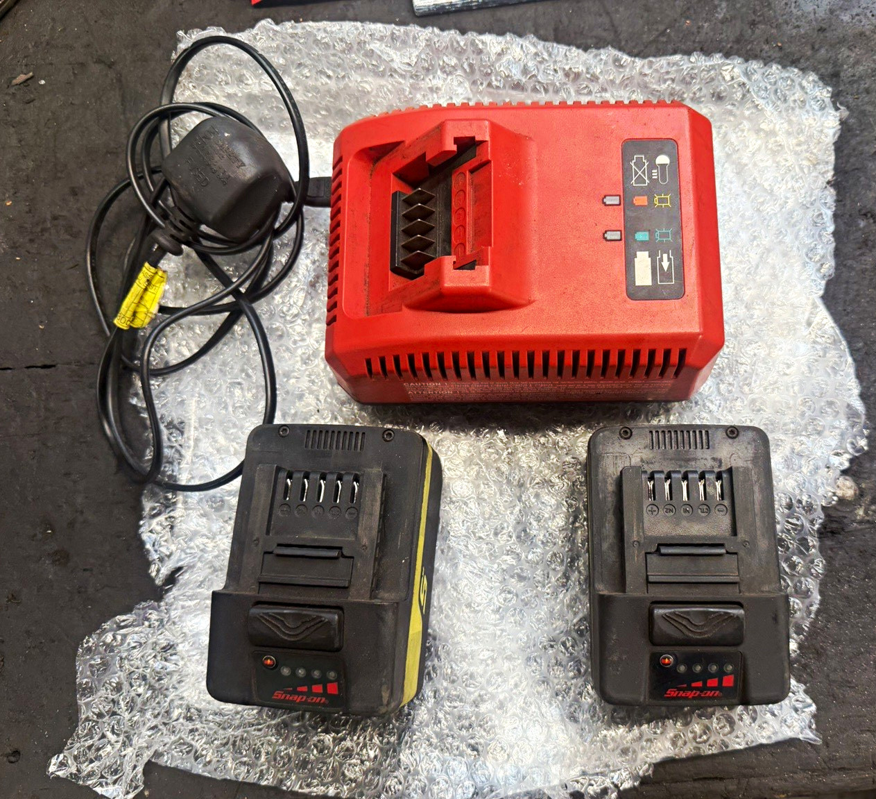 Snap-on CTC720 Lithium Charger with 2x CTB8185HV 18V Batteries 100-240V.
