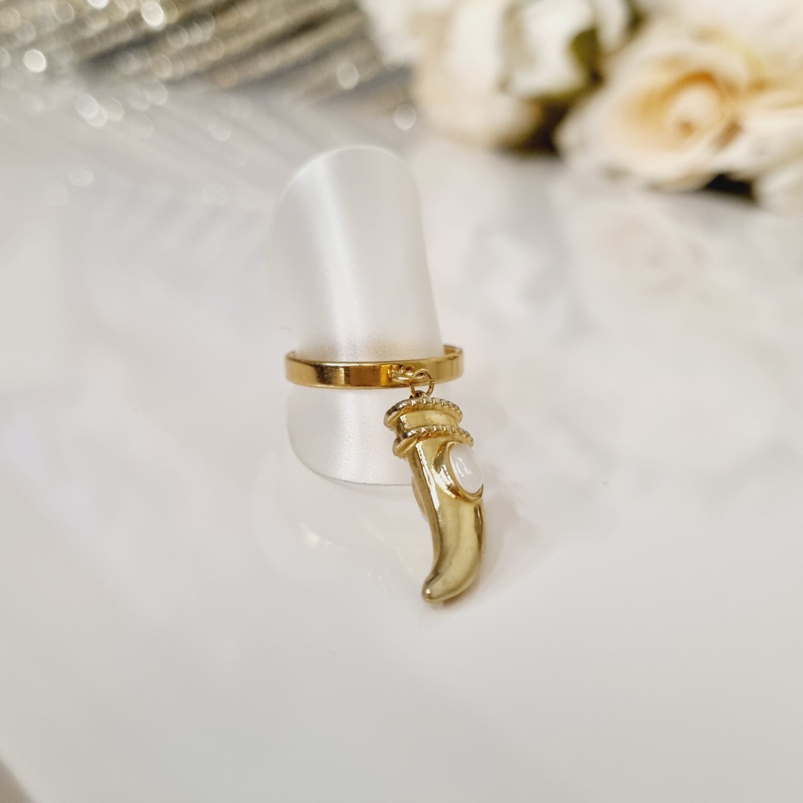 Bague Nathalia dorée avec breloque dent de loup le cadeau d'anniversaire idéal